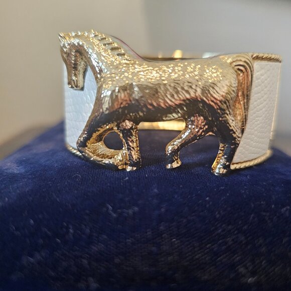 NWOT Gift for a Horse lover gold tone & white fashion bracelet with hinged close - Picture 4 of 8